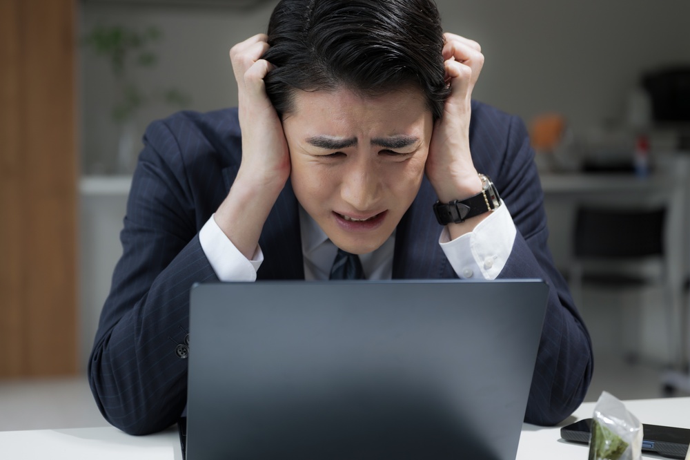 PC 男性 頭抱える